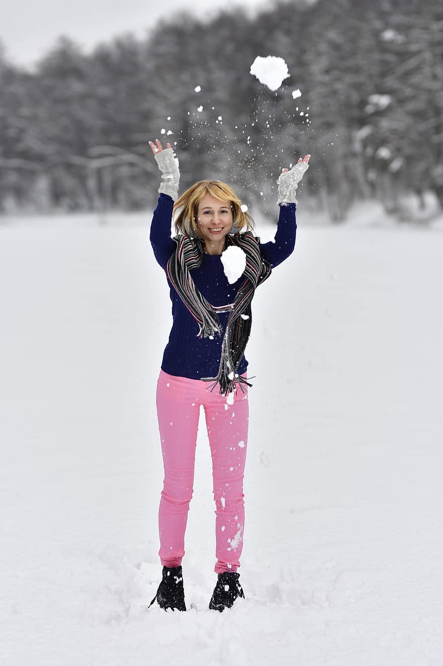 nainen, leikkii lumessa, talvi-, lumi, muotokuva, metsä, ulkona, luonto, pysäköidä, hymyilevä, iloinen