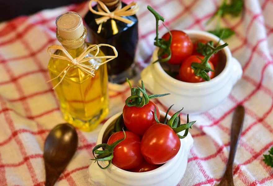 tomater, boller, olje, eddik, oliven olje, ingredienser, røde tomater, salat, sunn, vegetarianer, mat