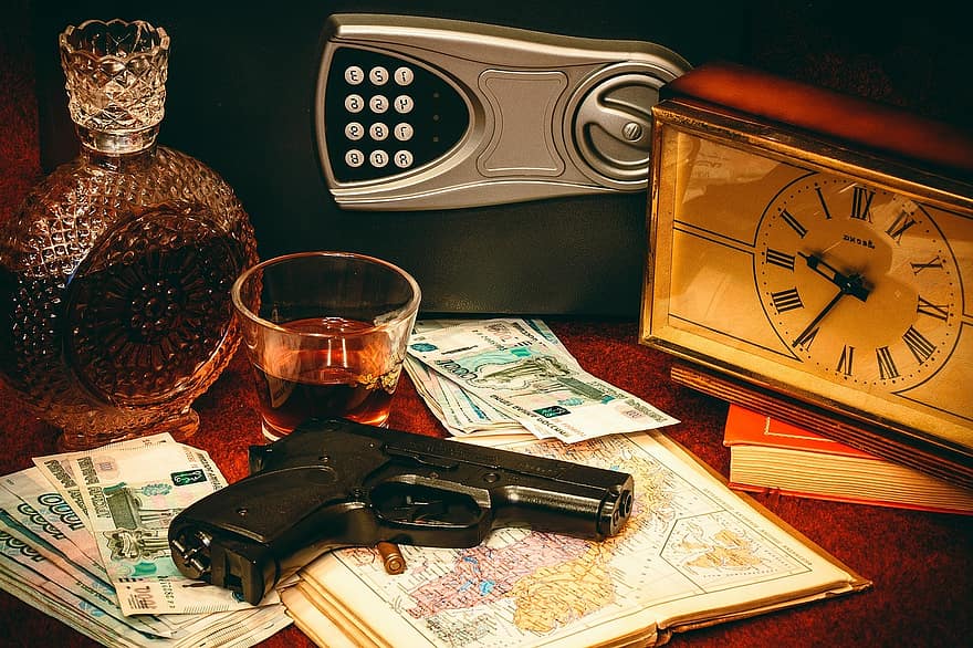 caja de Depósitos Seguros, pistola, dinero, reloj