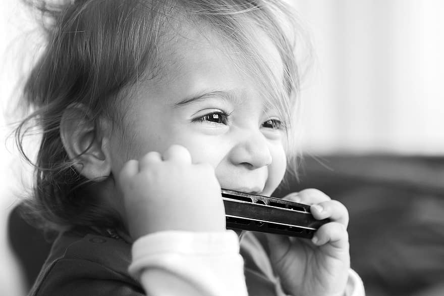 con gái, đứa trẻ, giống cái, vui mừng, vui vẻ, kèn harmonica, trò chơi, cười, trong nhà, Trang Chủ, nụ cười