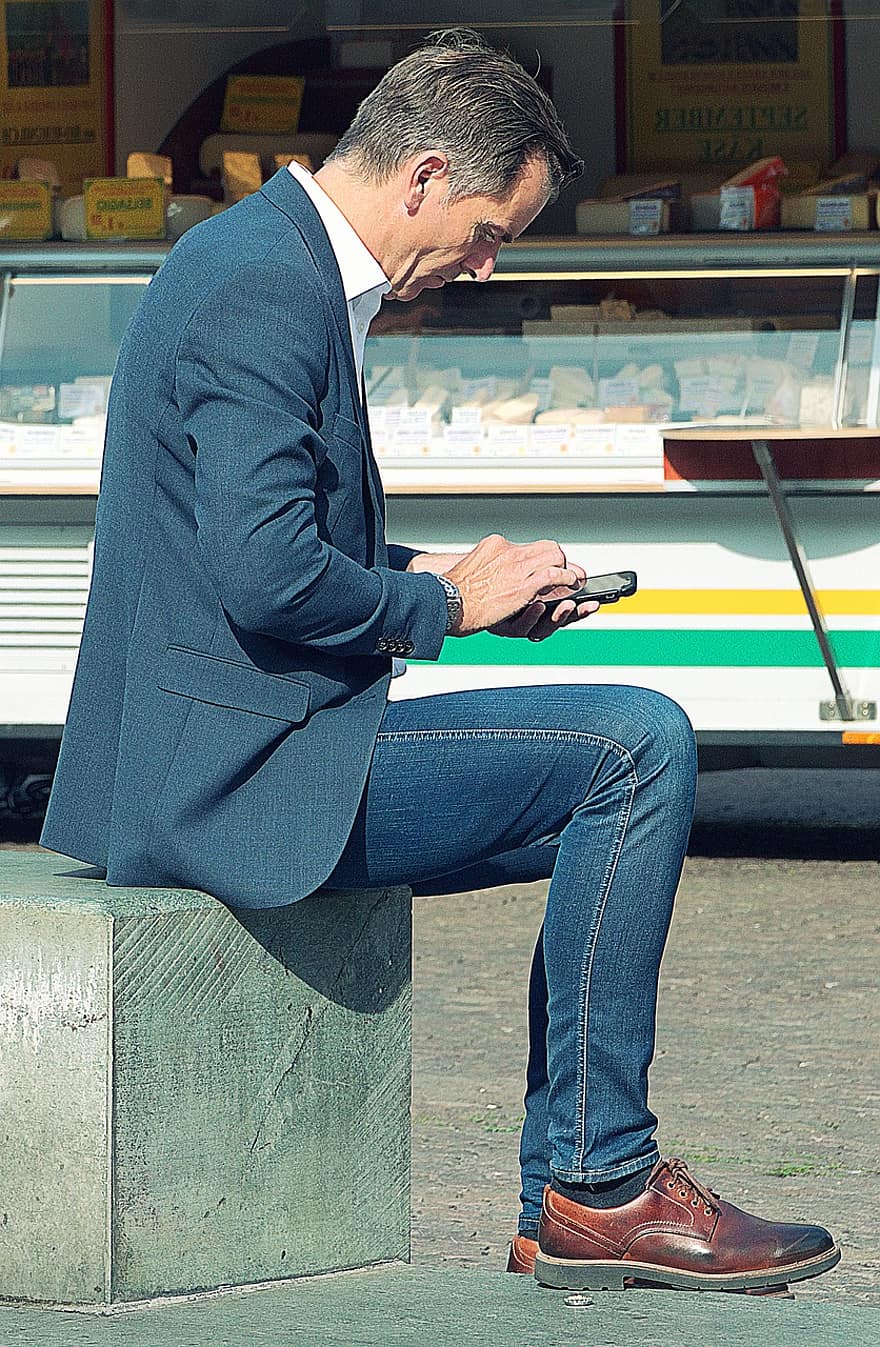 мъж, бизнесмен, смартфон, седнал, градски, мобилен телефон