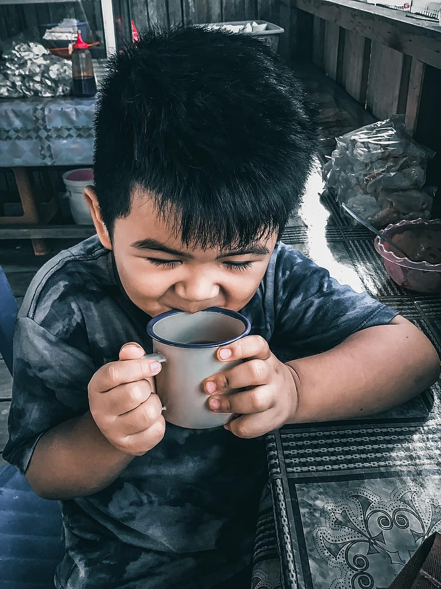 เด็กชายตัวเล็ก ๆ, กาแฟ, ดื่ม, ตอนเช้า