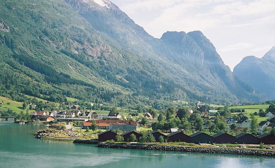 Noruega, pueblo, fiordo, mar, montañas, edificios, turismo, agua, cordillera