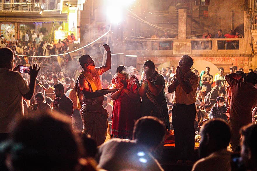 Índia, varanasi, hinduísmo, religião, orar, celebração, multidão, palco, espaço de atuação, festa, evento social
