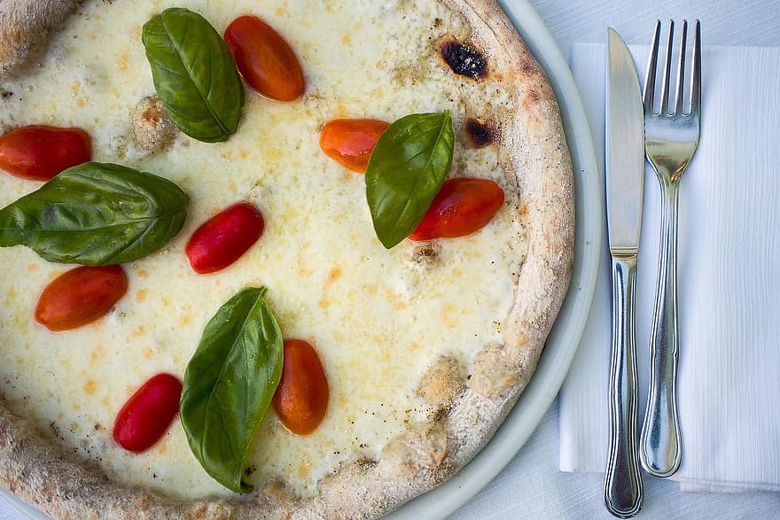 Pizza, Pizza blanca, pizza margherita, albahaca fresca, tomates frescos, albahaca, los tomates, comida, queso, tomate, plano