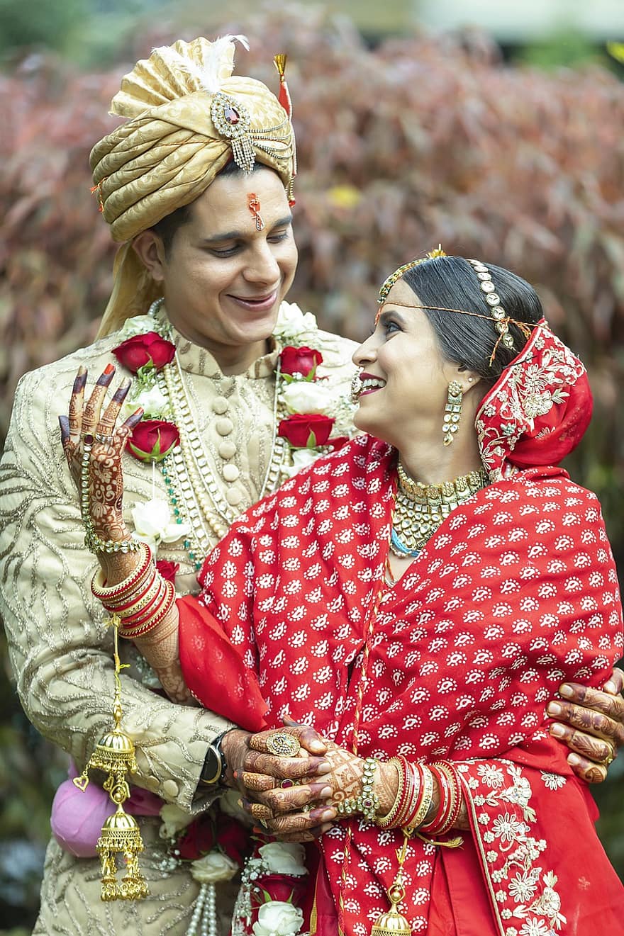 rakkaus, häät, avioliitto, pari, viljelmät, perinteiset vaatteet, sari, naiset, intialainen kulttuuri, alkuperäiskulttuuria, hindulaisuus