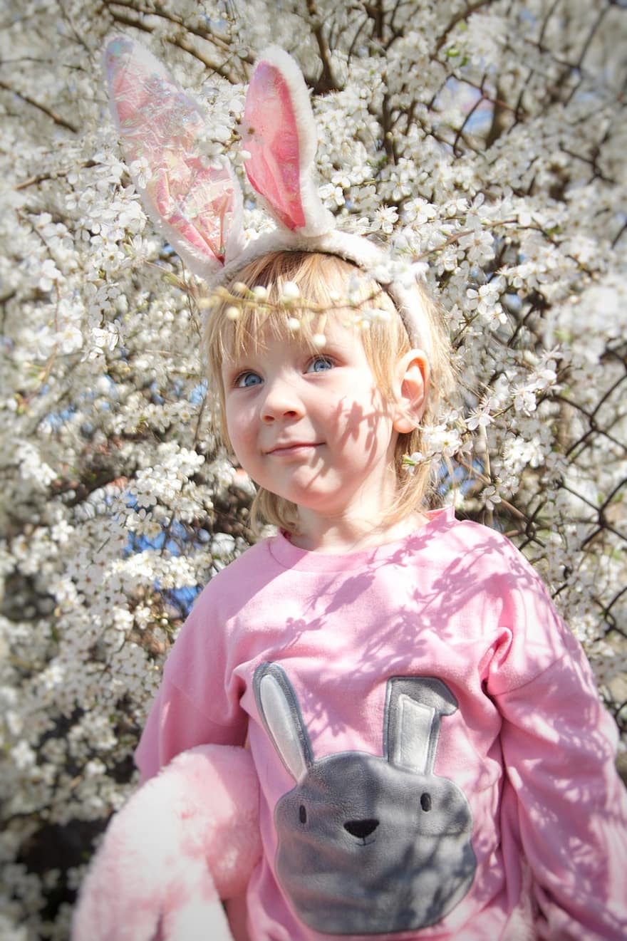påske, hvite blomster, liten jente, kid, barn, caucasian, vår, blomstrende tre, påskeharen, søt, kanin