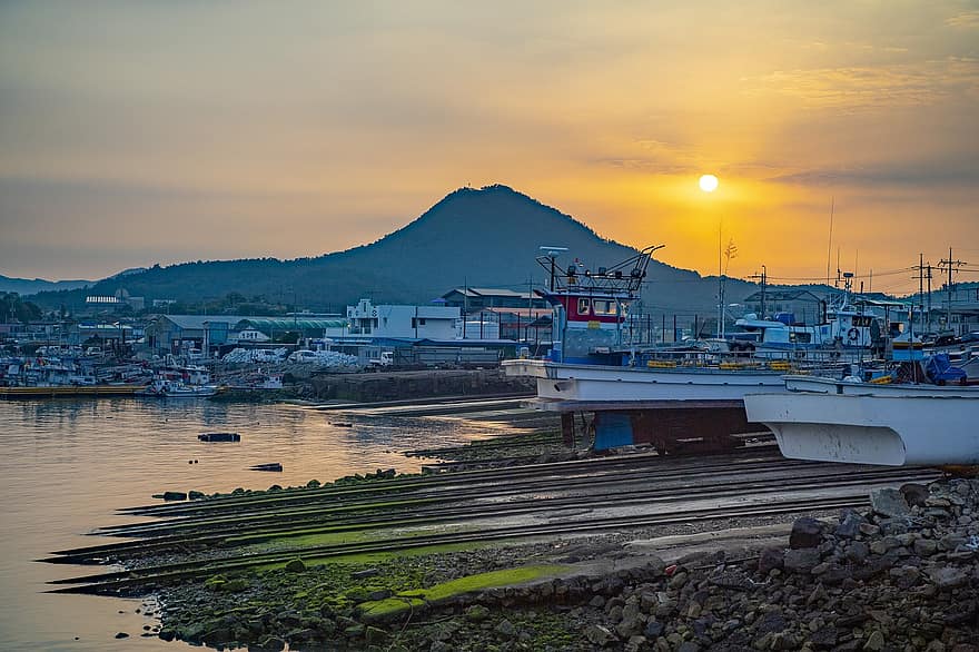 wschód słońca, Port, morze, Port Nokdong, miasto, Góra, słońce, światło słoneczne, świt, ranek, łodzie