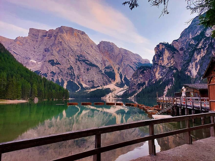 Olaszország, dél-tirol, alto adige, pragser wildsee, lago di braies, hegyek, tó, panoráma, háló, kunyhó, csónak