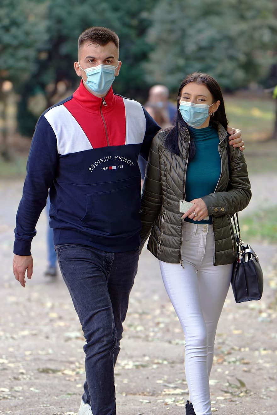 couple, pandémie, masques faciaux, parc