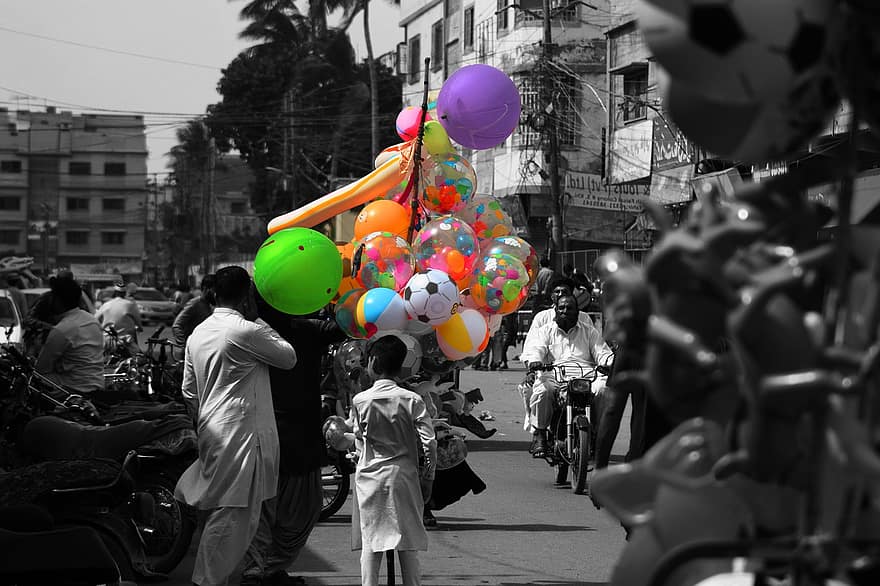tłum, balony, ludzie, pejzaż miejski, życie w mieście, czarny i biały, balon, uroczystość, zabawa, mężczyźni, kobiety