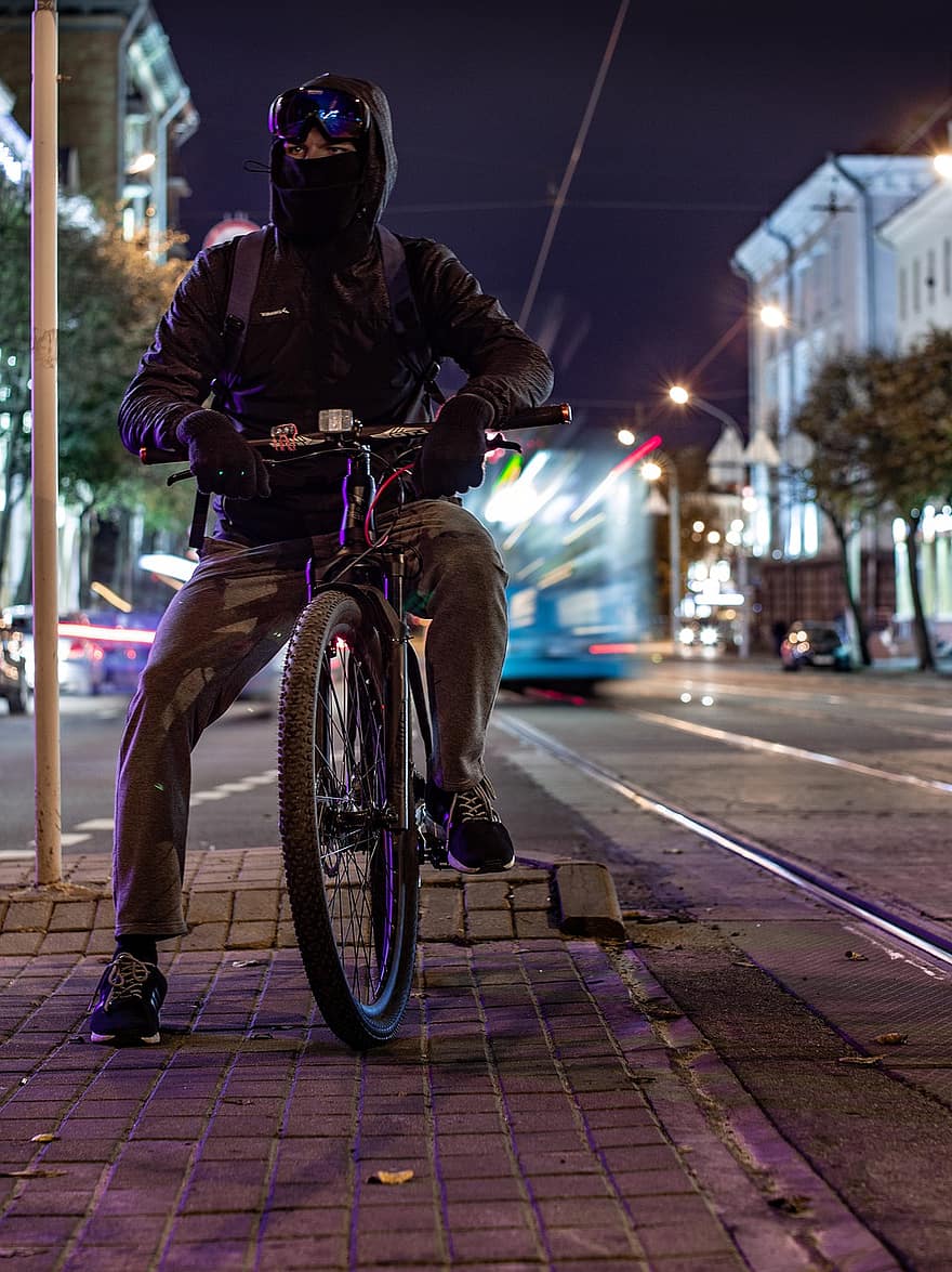 kerékpáros, kerékpár, város, városi, villamos, lovagol, férfiak, éjszaka, kerékpározás, sebesség, városi élet