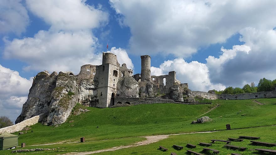 Az Ogrodzieniec-kastély romjai, Lengyelország, utazás, idegenforgalom, történelem, régi rom, régi, építészet, romos, híres hely, középkori