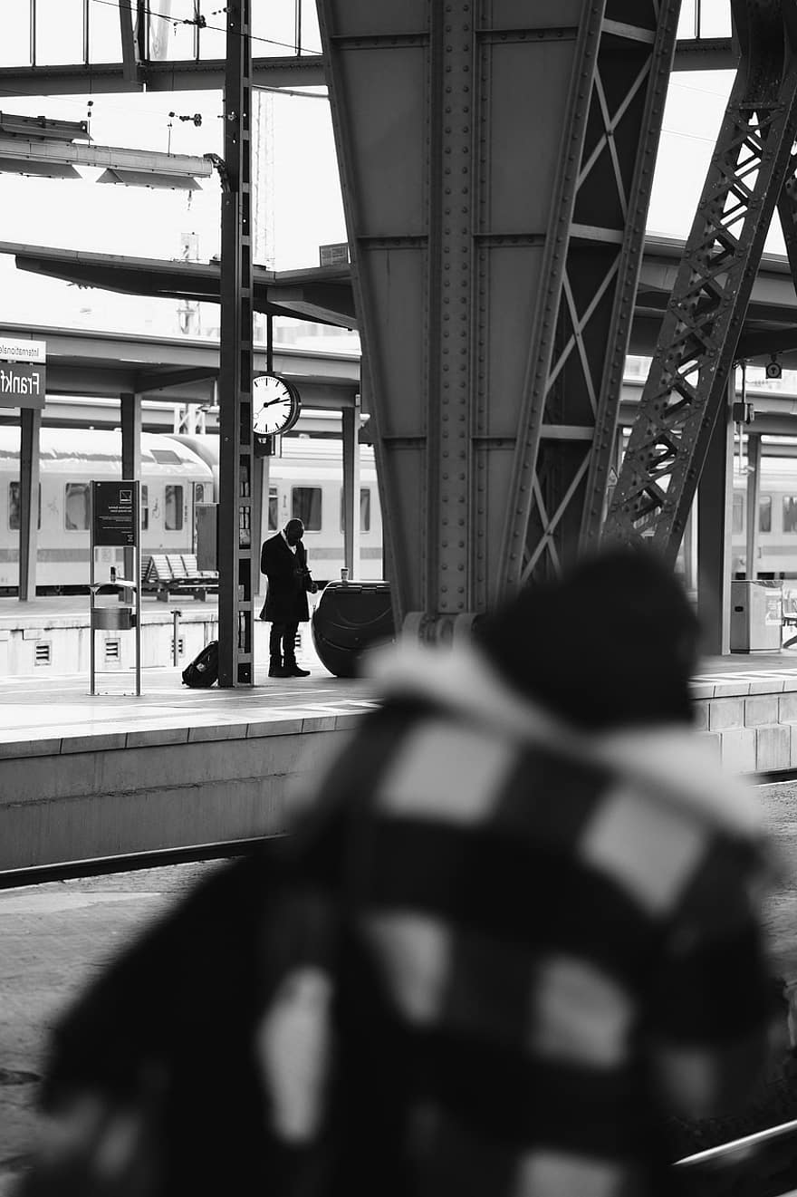 om, platformă, cetăţean, tren, trenul de tren, gară, statie, ceas, metal, frankfurt, Germania