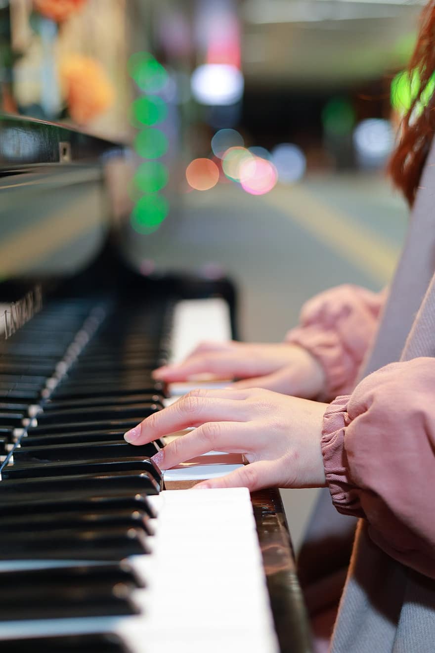 เปียโน, นักเปียโน, เพลง, นักดนตรี, เครื่องดนตรี, เล่น, มือมนุษย์, ใกล้ชิด, คีย์เปียโน, ผู้หญิง, การฝึกซ้อม