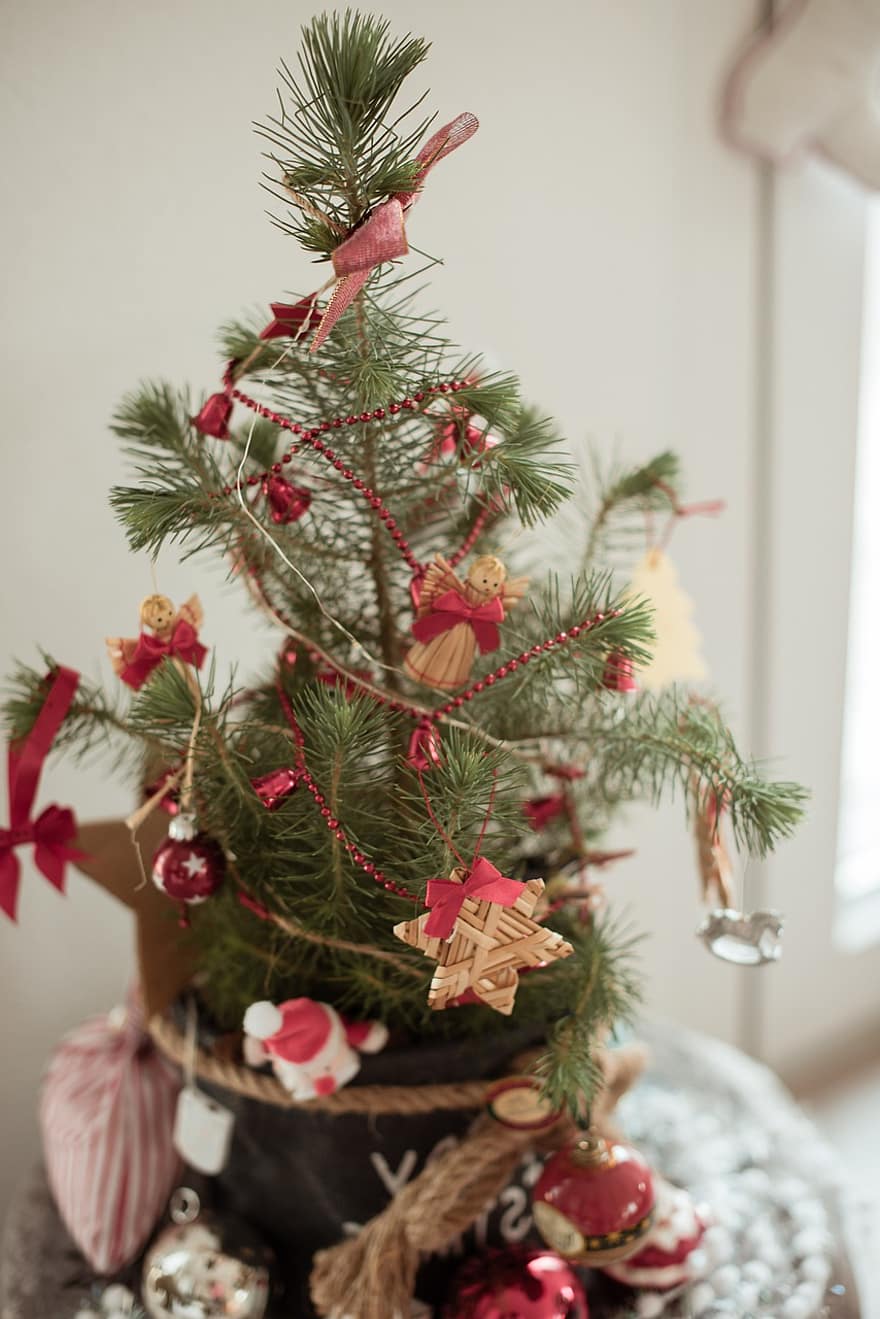 Boże Narodzenie, drzewko świąteczne, ozdoby, świateczne ozdoby, świąteczne dekoracje, świąteczny wystrój, dekoracja, dekoracje, czas świąt, grudzień, dekoracyjny