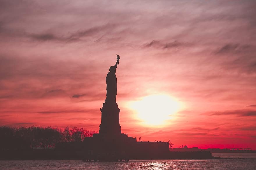 日没、シルエット、自由の女神、バックライト、ランドマーク、有名な、観光の名所、観光客の目的地、ニューヨーク、米国、像