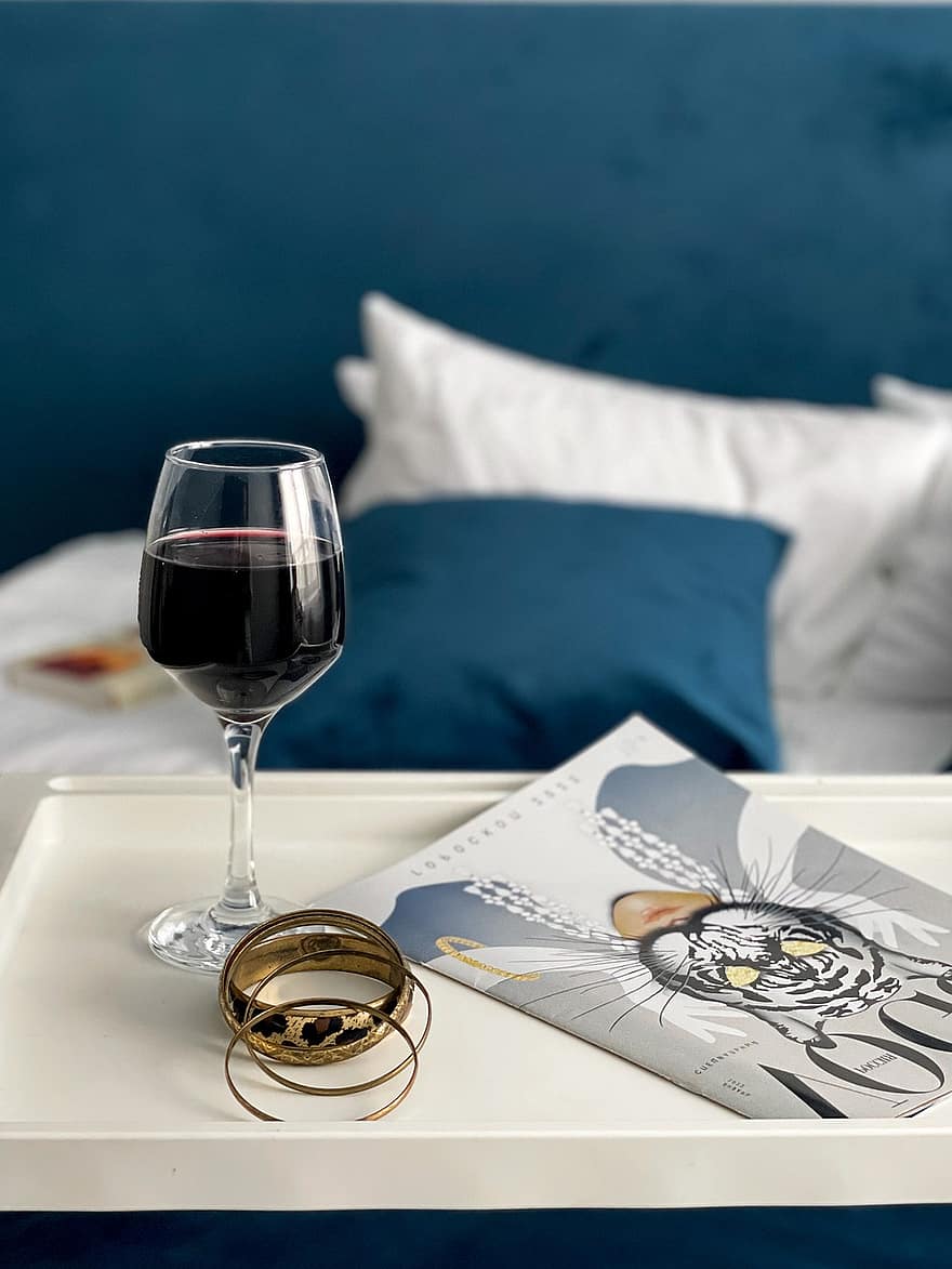 ワイン、ワイングラス、寝室、ベッド、ガラス、一杯のワイン、ファッション誌、枕、寝室のインテリア、テーブル、屋内で
