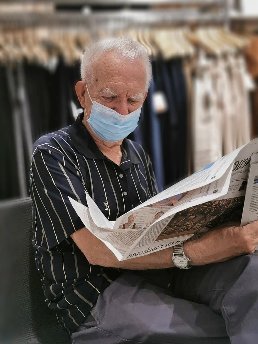 Mann, Gesichtsmaske, Zeitung, lesen, Corona, Mundschutz, Rentner, alt, Sitzung