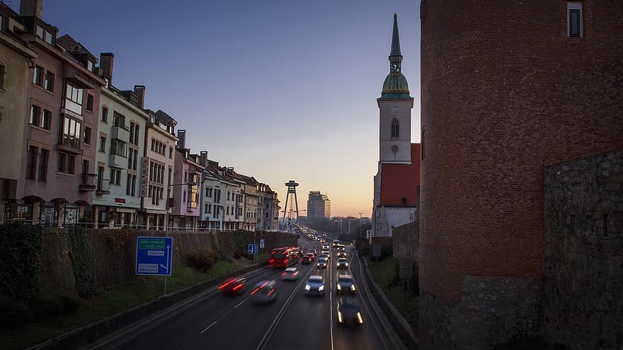 ielās, ēkām, satiksmi, Kustīgās automašīnas, transportlīdzekļiem, arhitektūra, struktūras, pilsēta, bratislava, slovakija, automašīnas