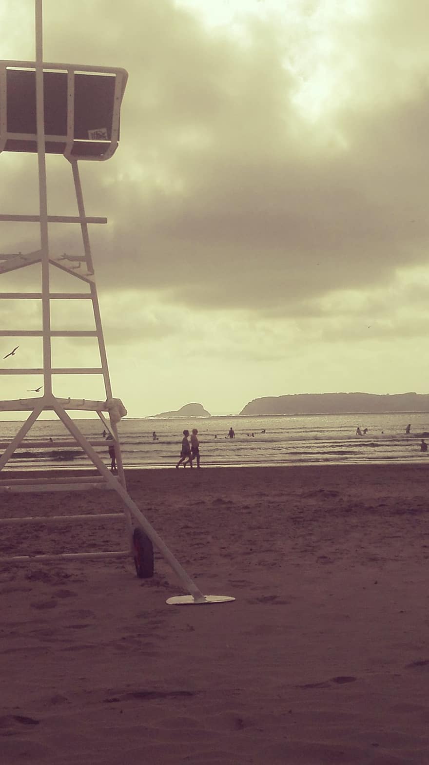 pludmale, Glābēja krēsls, jūra, smiltis, krastā, vasarā