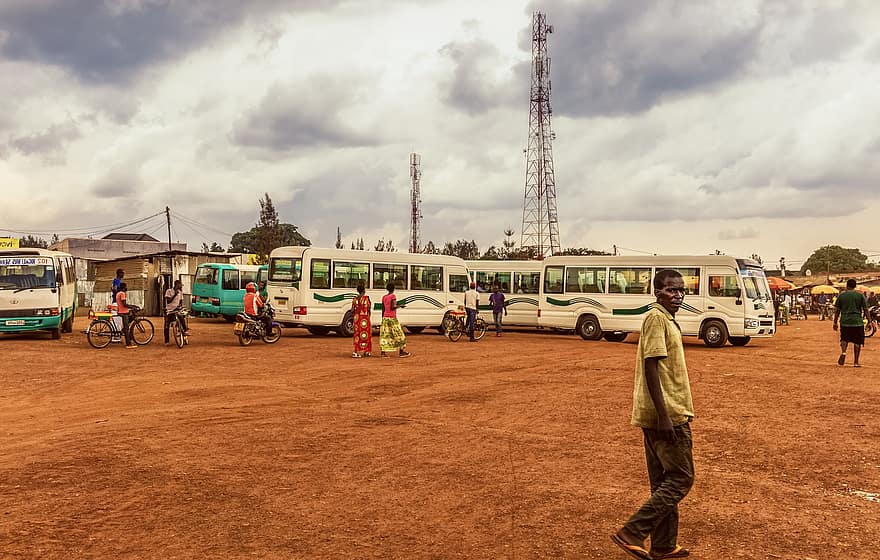 Masaka, Ruanda, África, autobuses, parada de autobús, africanos, medios de transporte públicos, pueblo, viaje, cielo, nubes