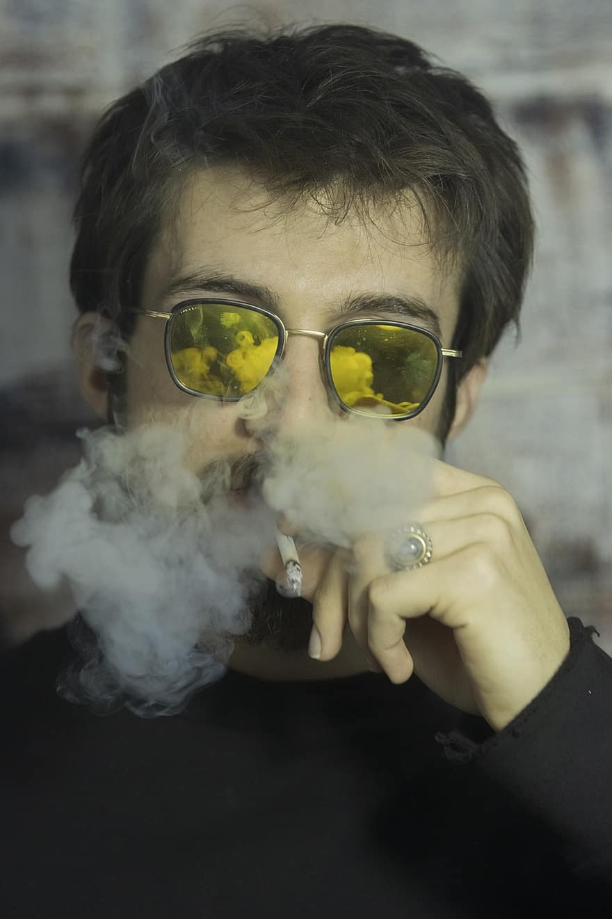Férfi, dohányzó, Irán, szabadban, Mashhad város, cigaretta, napszemüveg, férfiak, egy ember, füst, fizikai felépítése
