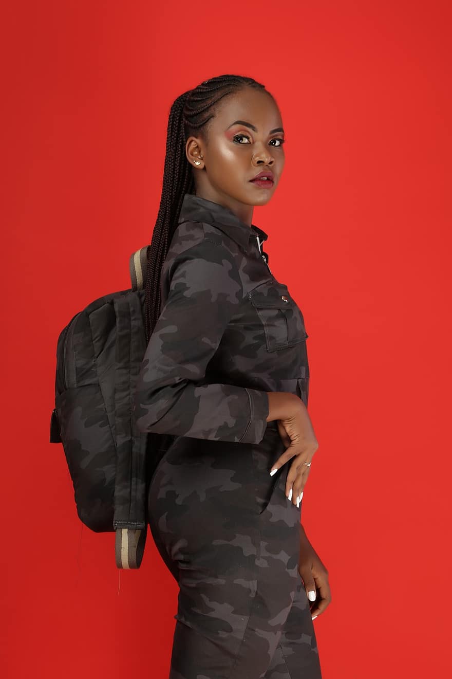 femme noire, africain, modèle, des sacs, militaire, portrait, camouflage, garde-robe, style, la modélisation, pose