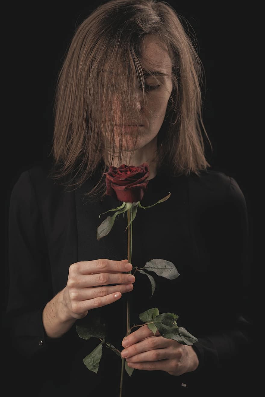 γυναίκα, τριαντάφυλλο, Ημέρα του Αγίου Βαλεντίνου, λουλούδι, κόκκινο τριαντάφυλλο, δώρο, ρομαντικός, ειδύλλιο, αγάπη, Βαλεντίνος, έκφραση προσώπου