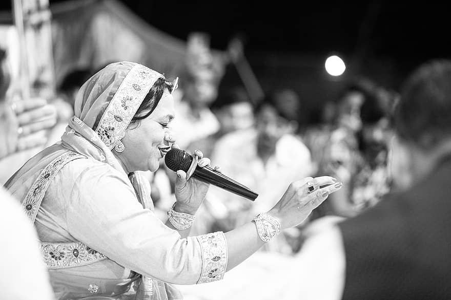 cantante, Cantante Asha Vaishnav, cantante indio, micrófono, puesta en escena, Fotos de la etapa, obra de teatro, bhajan, músico, escenario, espacio de actuación