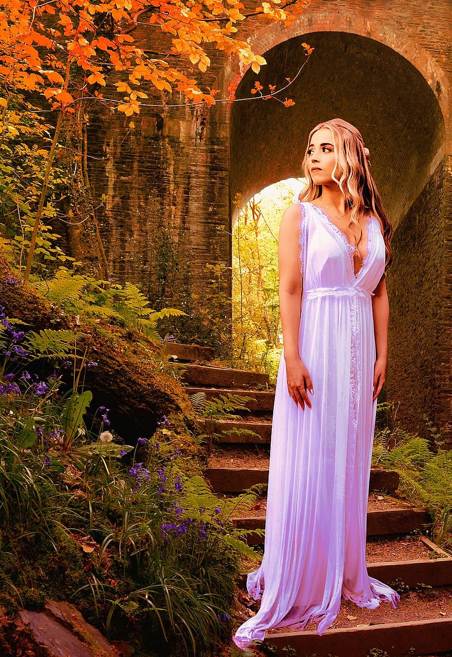 молодая женщина, красивая женщина, длинное платье, ожидание, осень, пейзаж, арка, лестница, цветы, папоротник, женщины