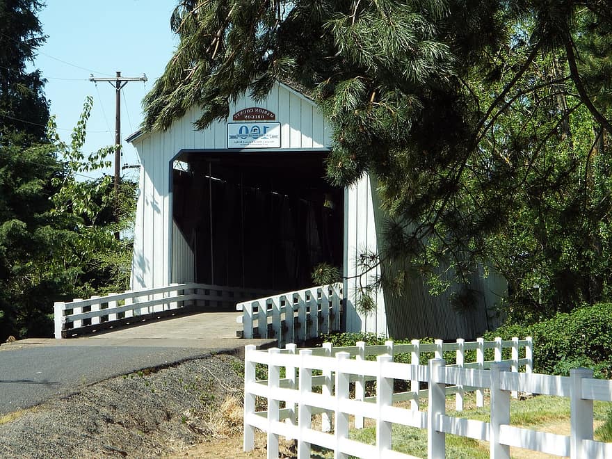 Галлонный дом-мост, крытый мост, сельская местность, Орегон, округ Марион