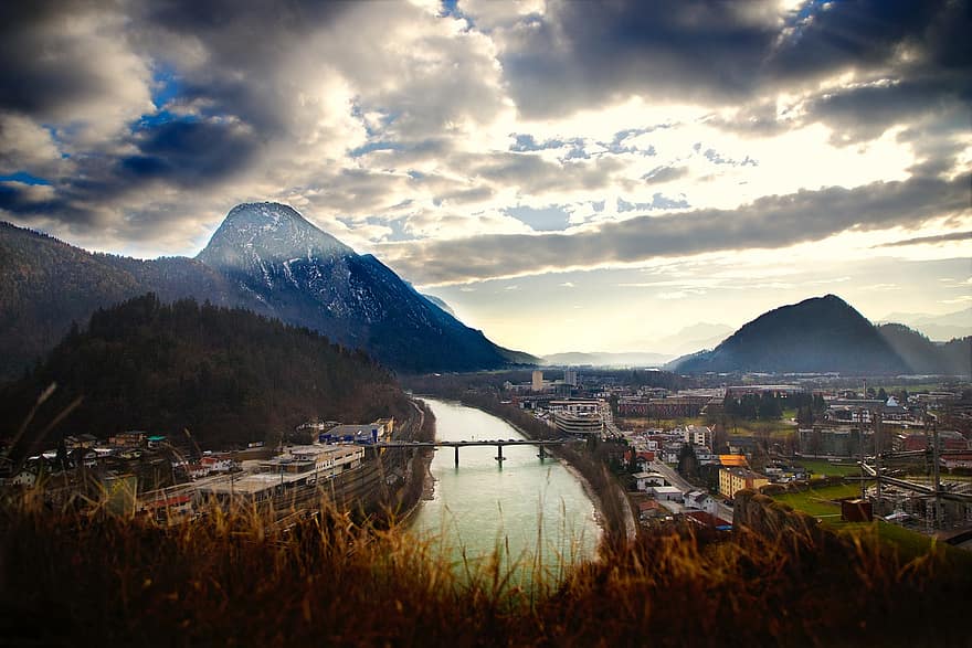 Stadt, Dorf, Fluss, Berge, Panorama, wolkig, Nebel, Gebäude, Brücke, draußen, alpin, Alpen