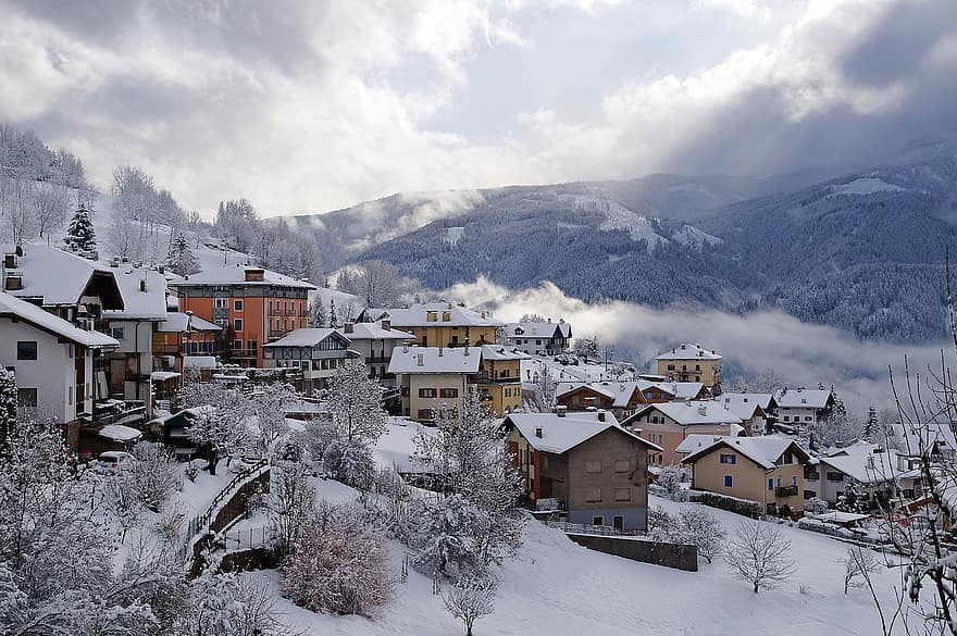 poble, muntanyes, neu, núvols, cases, edificis, boira, fred, nevat, hivern, a l'aire lliure