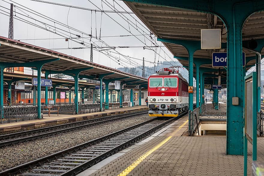 vilciens, dzelzceļš, dzelzceļa stacija, Čehu Republika, česká Třebová, vilciena stacija, platformu, lokomotīvi, transportu, transportēšana, transporta veids