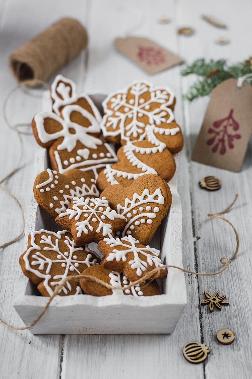 biscuits au gingembre, des biscuits, aliments, collation, pain d'épice, fait maison, Tradition tchèque, Noël, décoration de Noël, de fête, dessert
