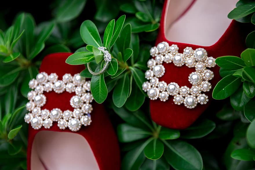 bryllupsko, vielsesring, sko, diamantring, smykker, ring, røde sko, perler, mode, fodtøj, stil