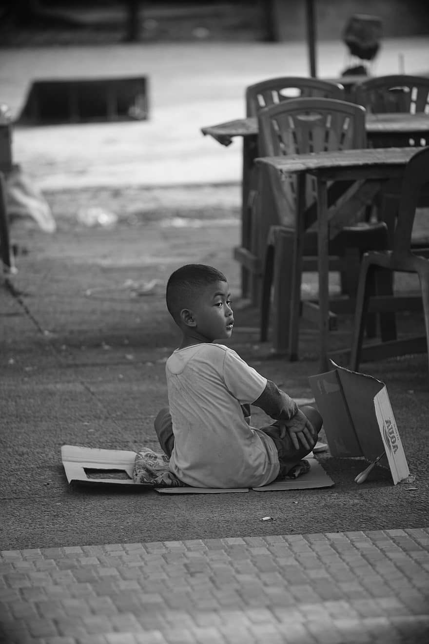 δρόμος, παιδί, μονόχρωμος, ένα άτομο, μάθηση, μαύρο και άσπρο, εκπαίδευση, συνεδρίαση, αγόρια, Βιβλίο, Παιδική ηλικία
