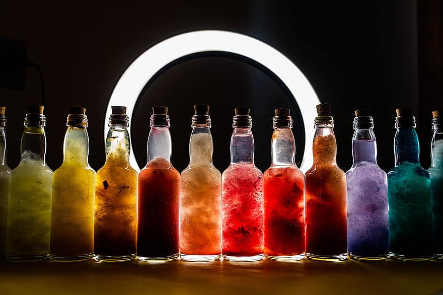 Bottiglie di nebulose, Bottiglie Galaxy, bottiglie colorate, bottiglie, luccichio, multicolore, bottiglia, avvicinamento, alcool, sfondi, bicchiere