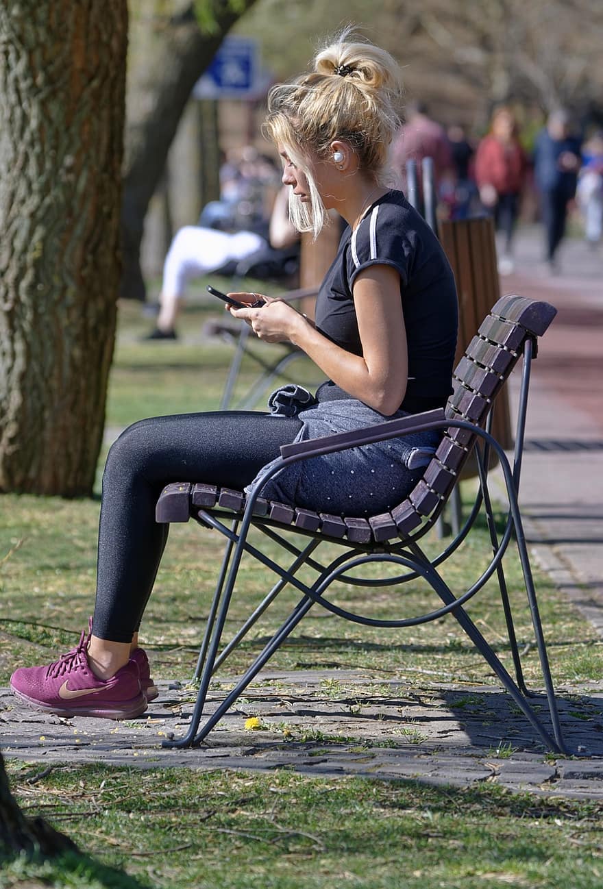 жінка, текстові повідомлення, парк, смартфон, лавка в парку, сидячи, на відкритому повітрі, дозвілля, спосіб життя, один чоловік, жінки