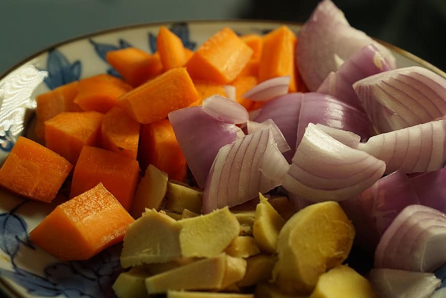Gemüse, Zutaten, Lebensmittel, Zwiebel, Ingwer, Möhren, Zutaten kochen, Gehackte Zwiebeln, gewürfelte Karotten