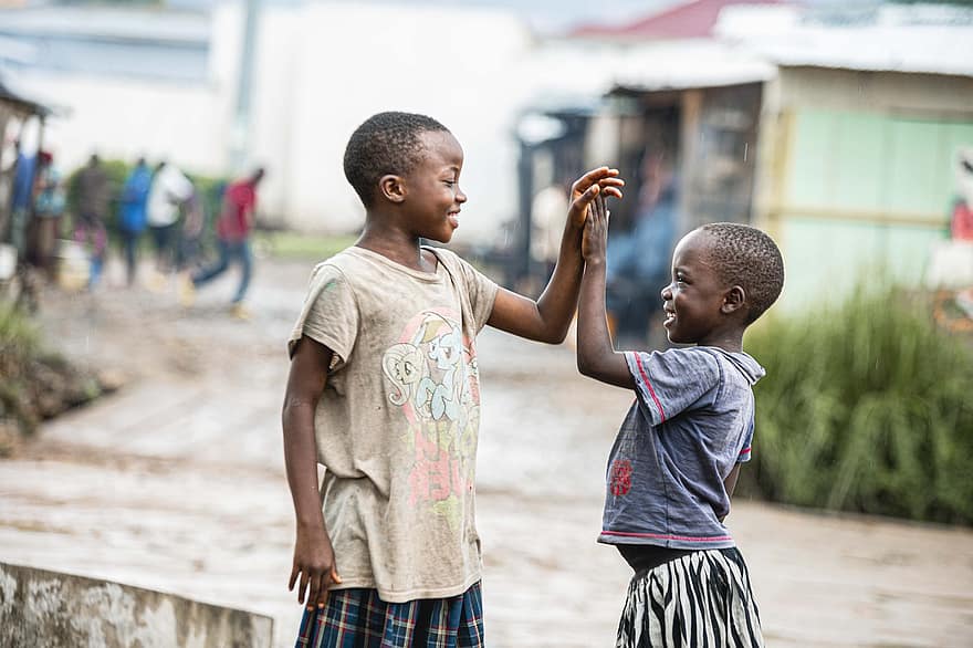 Afrika, Burundi, Bujumbura, növények, gyermekek, együtt, gyermek, afrikai népesség, fiúk, mosolygás, gyermekkor