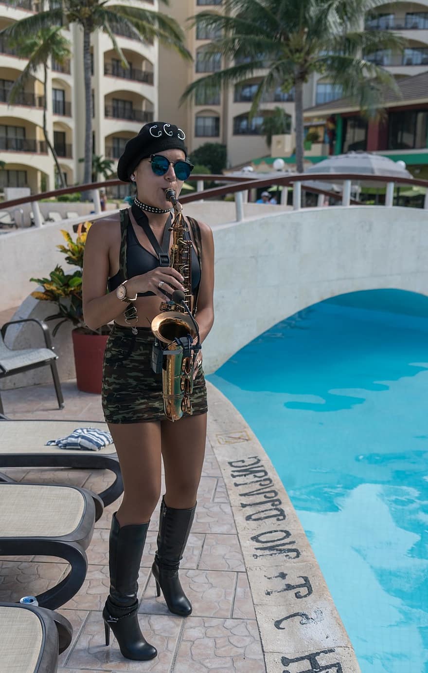 pemain saksofon, musik, kinerja, di tepi kolam renang, pesta, orang-orang