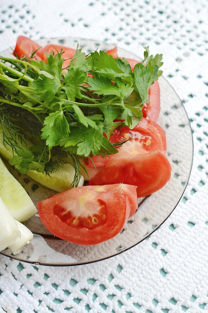 salade, des légumes, la nourriture saine, régime, tomate, persil, concombre, oignon, aneth, été, dîner