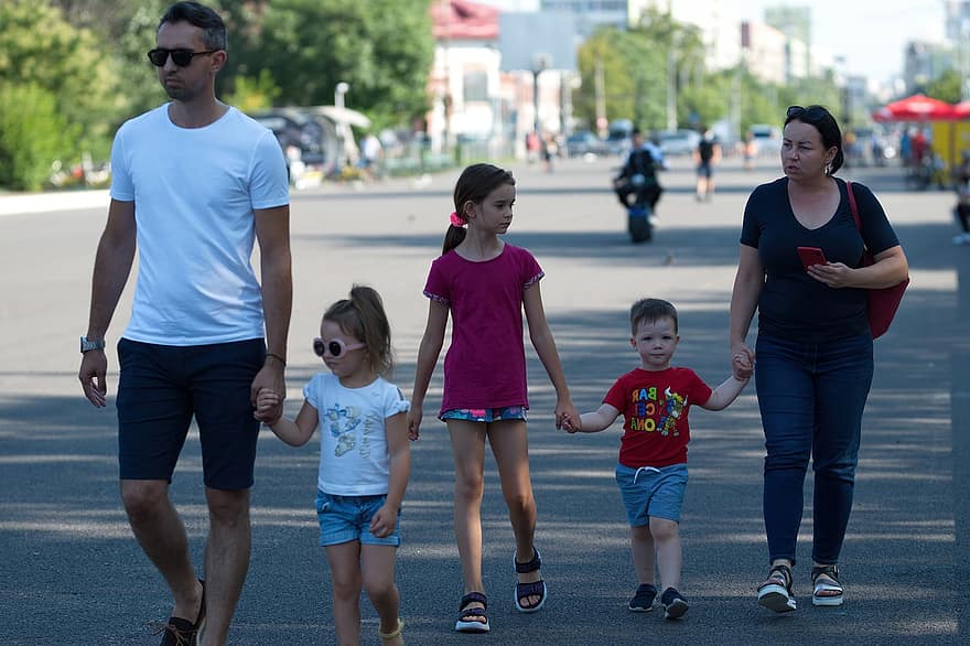 Люди, сім'я, діти, мати, маленькі дівчатка, маленький хлопчик, тримаючись за руки, прогулянка, доріжки, парк, літо