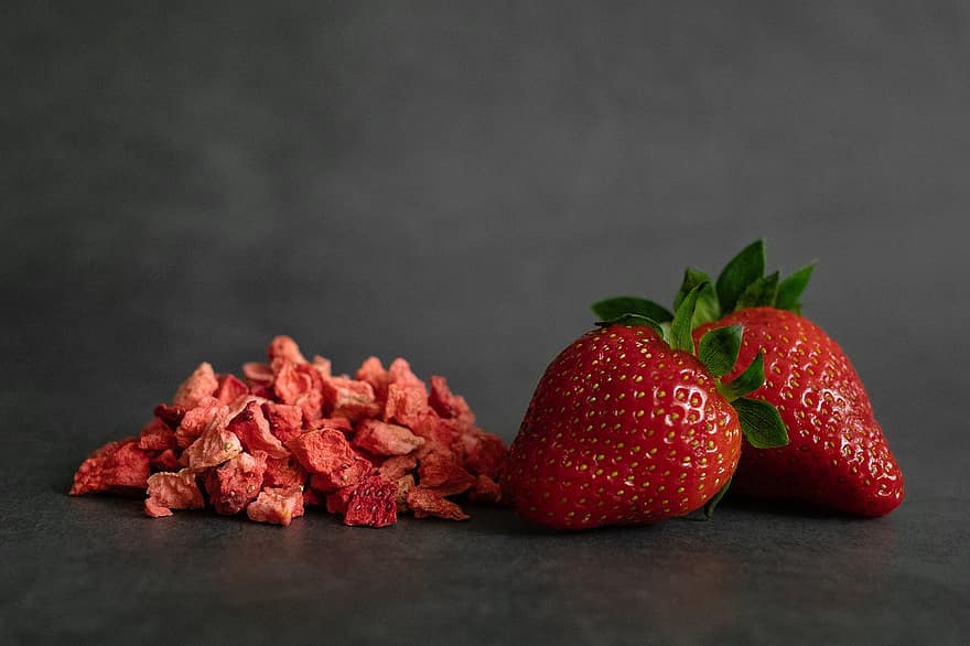 Erdbeeren, frisch, Früchte, getrocknet, frische Erdbeeren, Getrocknete Erdbeeren, Erdbeere, dehydriert, Dehydrierte Erdbeeren, Zutat, Zusatzstoff