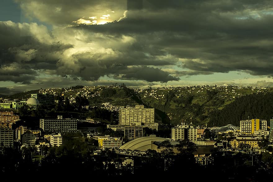 Budynki, Miasto, sylwetka na tle nieba, chmury, niebo, Quito
