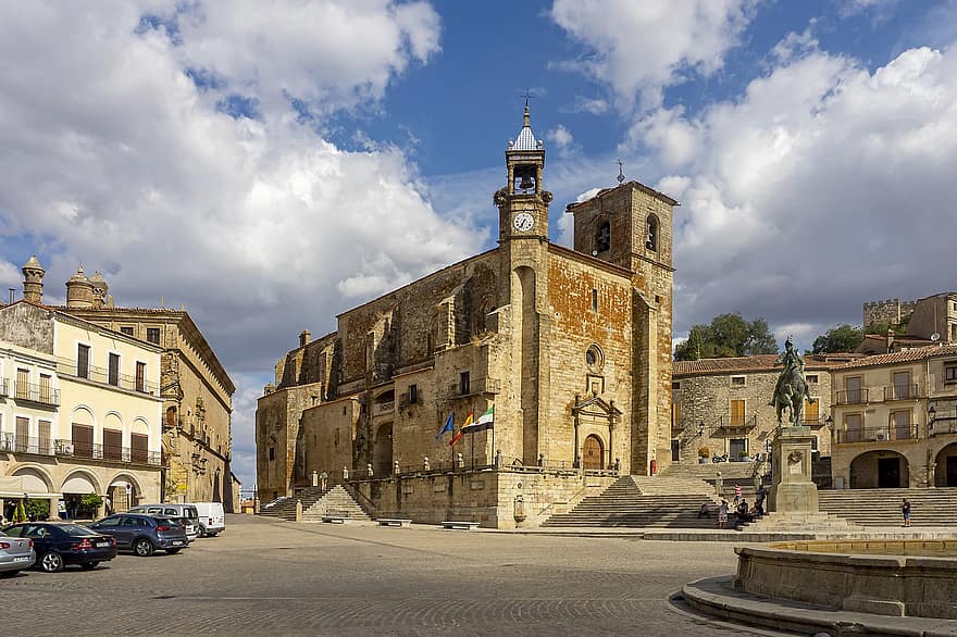 Plaza Mayor De Trujillo, kerk, plein, standbeeld, stad-, oude Kerk, mijlpaal, historisch, gebouw, facade, architectuur