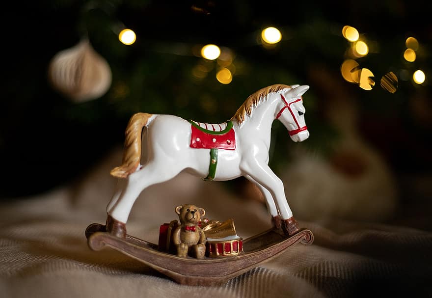 ปีใหม่, ม้าโยก, คริสต์มาส, เครื่องประดับ, ของเล่น, เนื้อไม้, งานเฉลิมฉลอง, ของขวัญ, ฤดู, ต้นไม้, ม้า