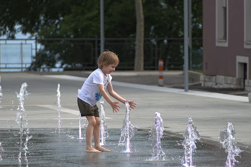 малко момче, фонтан, парк, дете, хлапе, малко дете, шега, момчета, мокър, лято, сладък